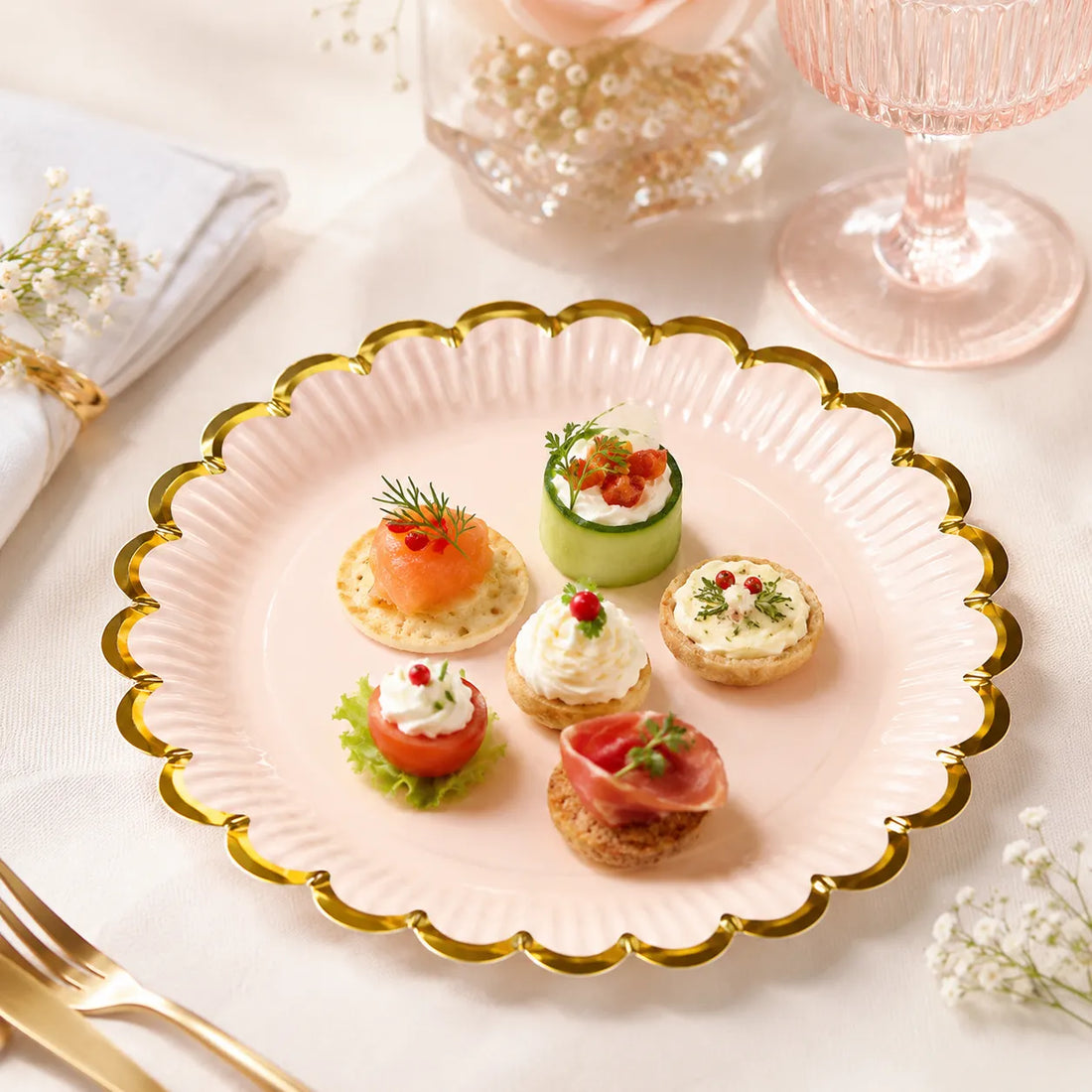 Assiette Rose en Papier Dentelle Dorée Festive