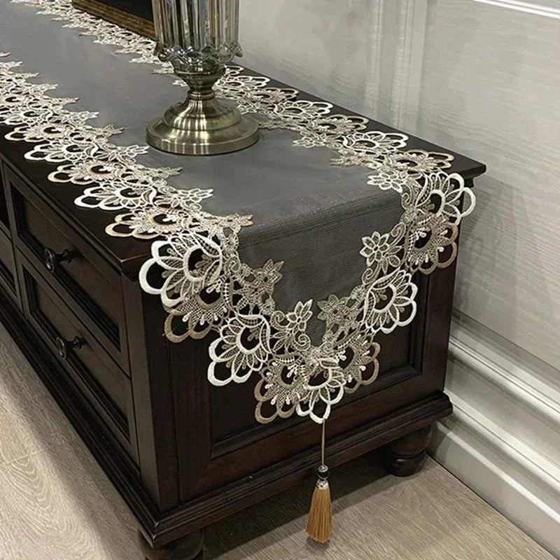 Chemin de Table Noël Sobre Raffiné Gris
