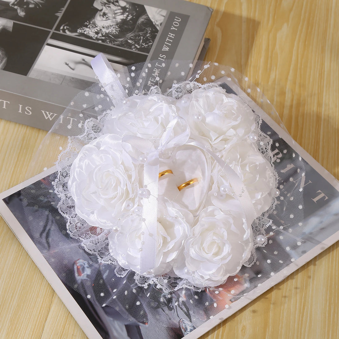 Coussin de Roses Blanches pour Alliances
