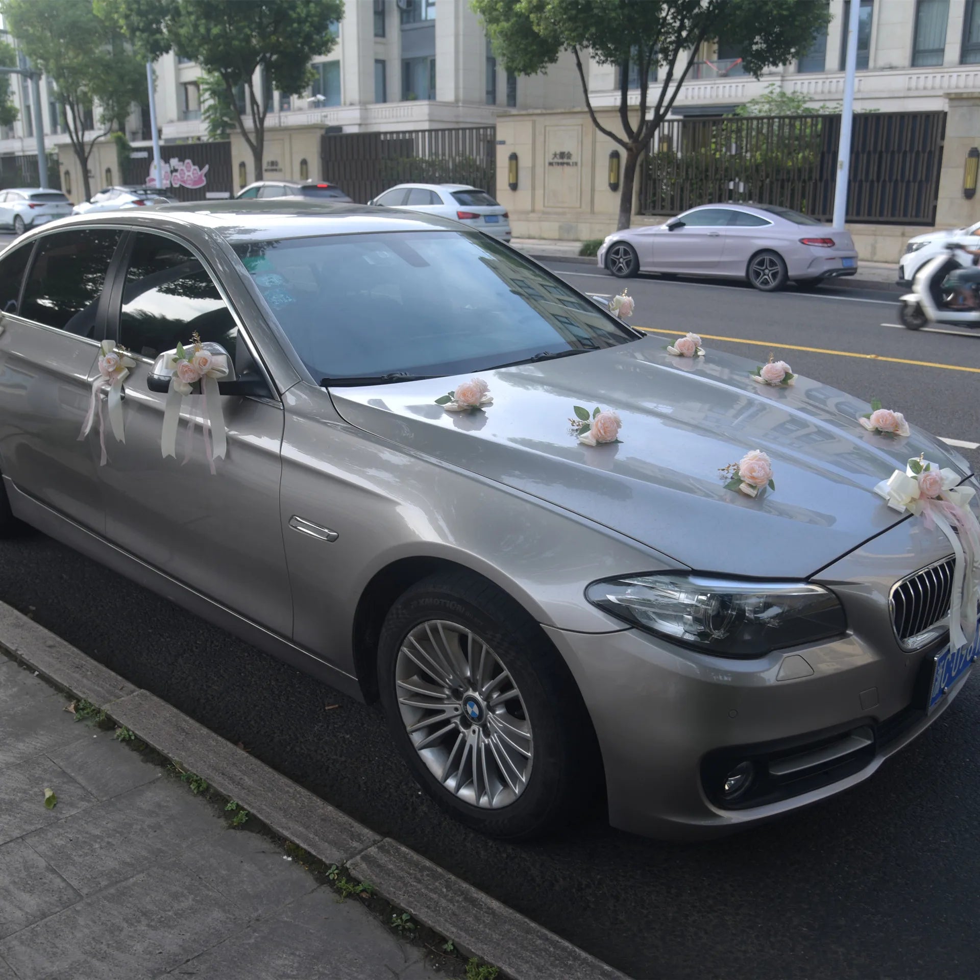 Ensemble de Fleurs Décoratives Véhicule Mariage Unique