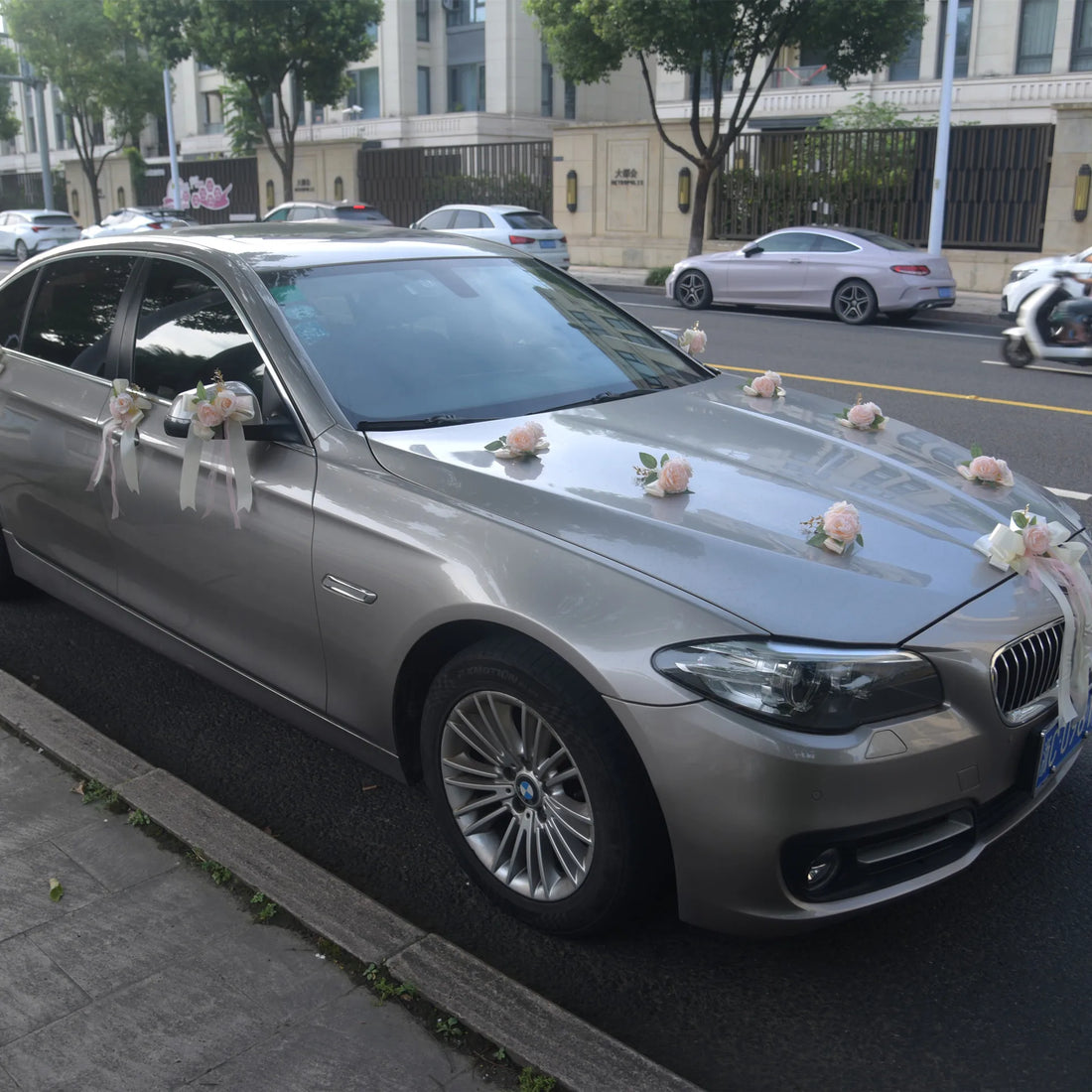 Ensemble de Fleurs Décoratives Véhicule Mariage Unique