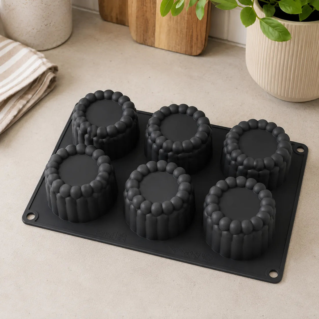 Moule Noir en Silicone à Petits Gâteaux Minimaliste