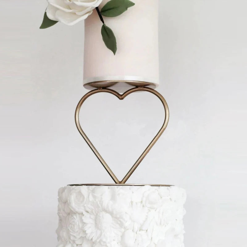 Support Gâteau Cœur Doré Moderne