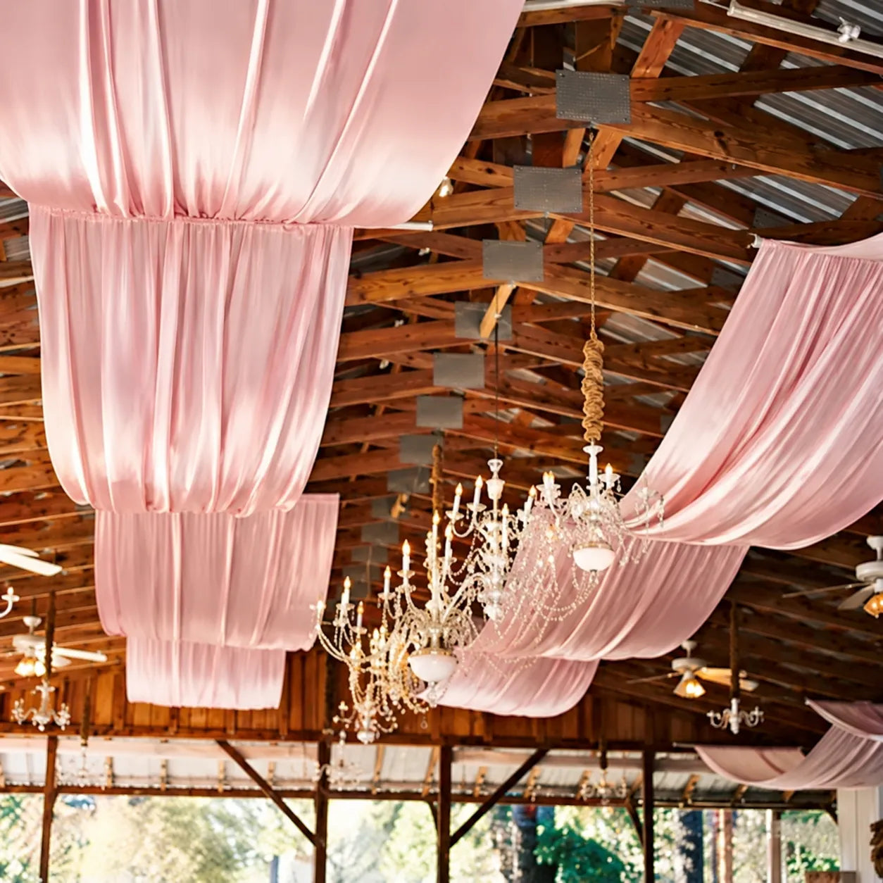 Voilage Mariage Satiné Rose Gold Plafond Minimaliste