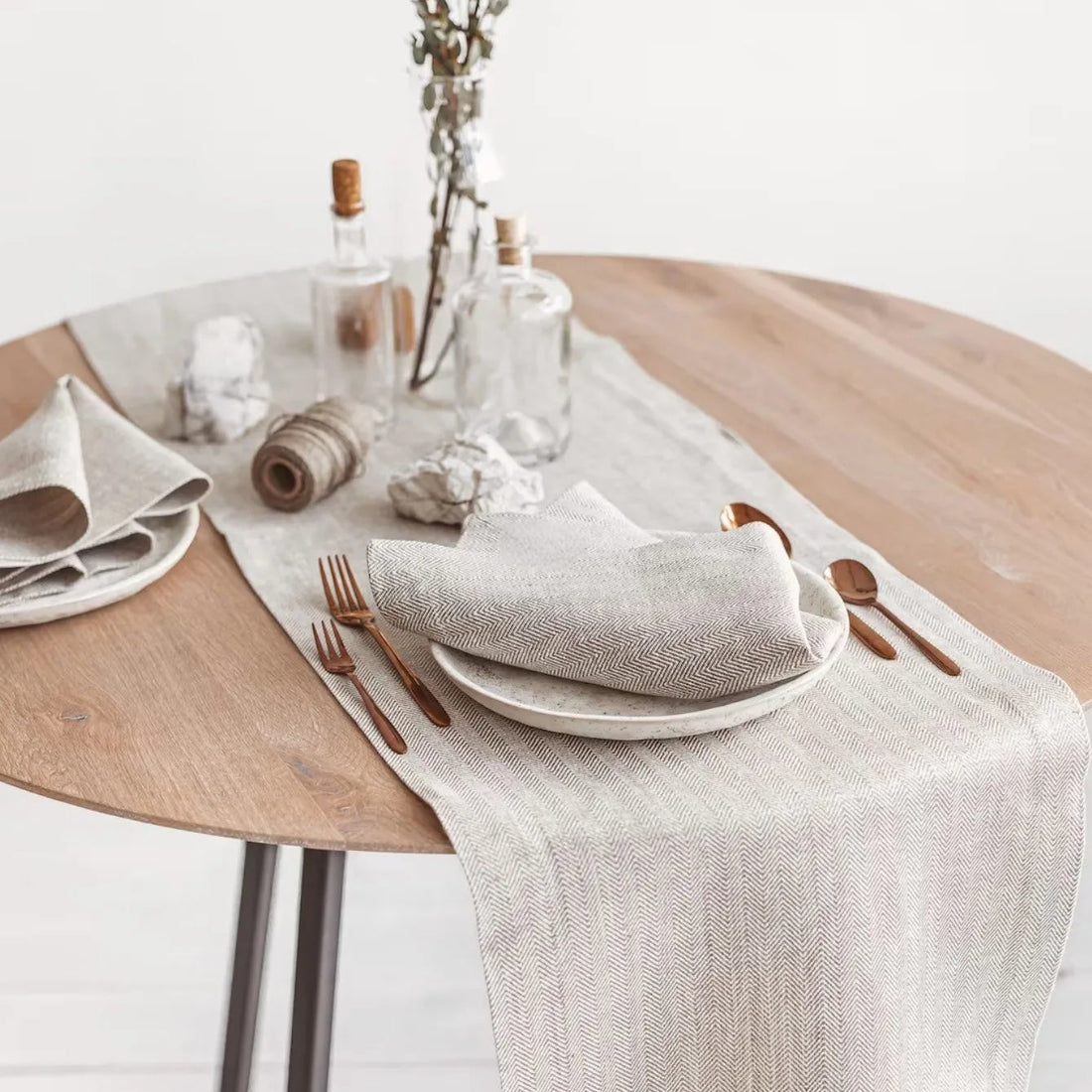 chemin de table en lin beige épuré 